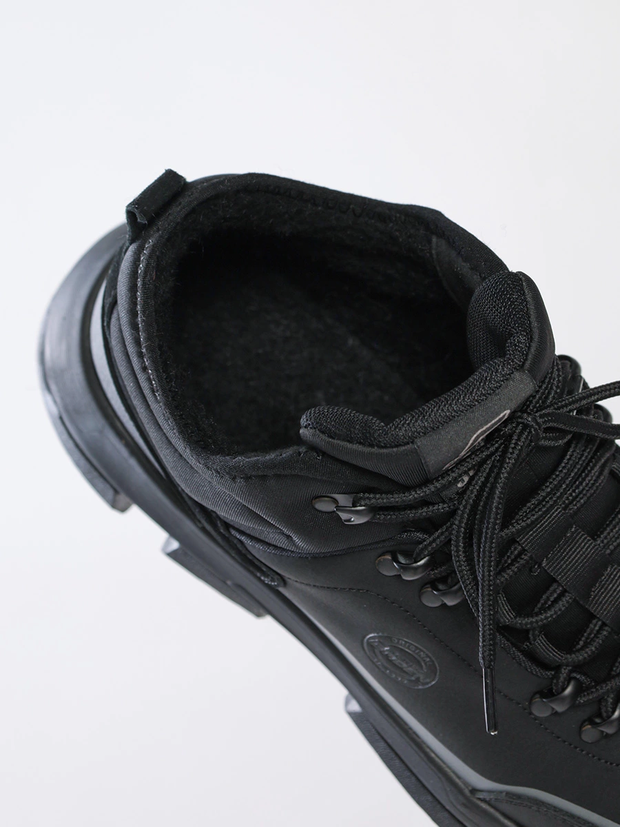 Ботинки черного цвета спортивного стиля